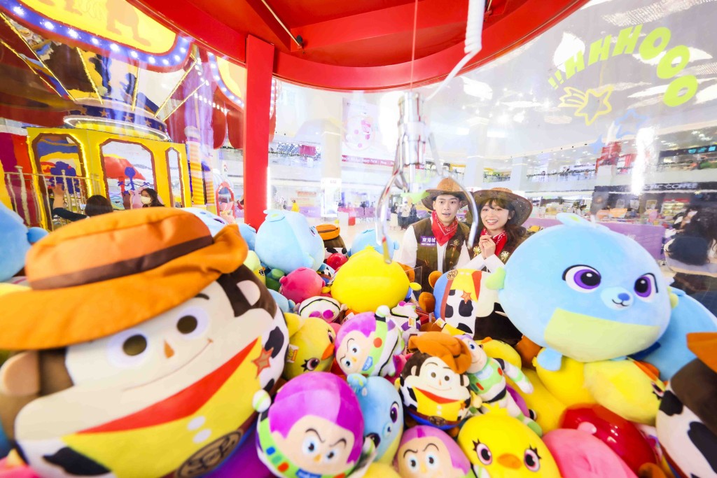 全港首個還原動畫中的「三眼仔火箭」造型巨型夾夾機,大家可夾出心愛公仔。(東港城) 全港首個還原動畫中的「三眼仔火箭」造型巨型夾夾機,大家可夾出心愛公仔。(東港城)