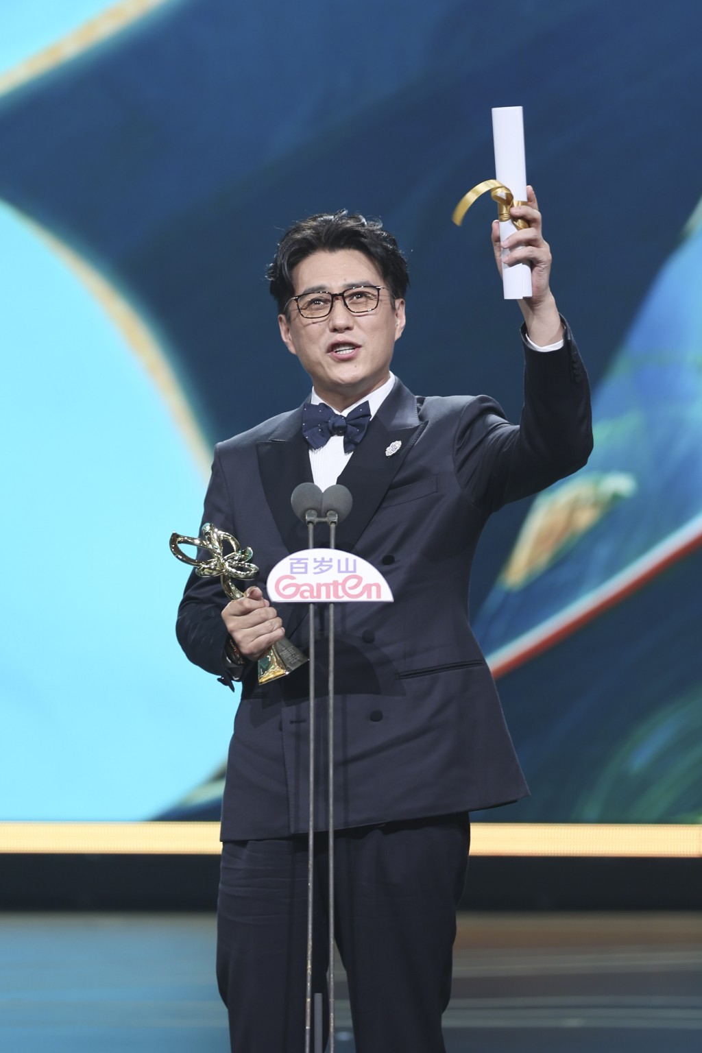 演員靳東本年憑藉在電視劇《西北歲月》中的表現獲最佳男主角獎。 新華社