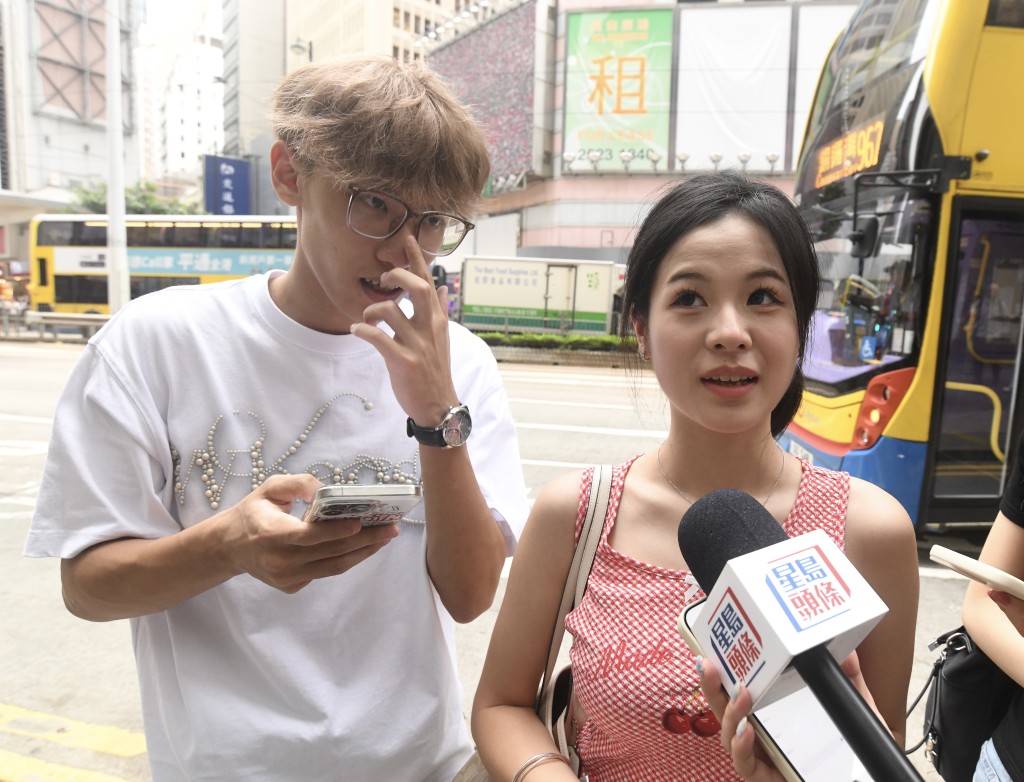（左起）福建遊客吳先生和楊小姐。