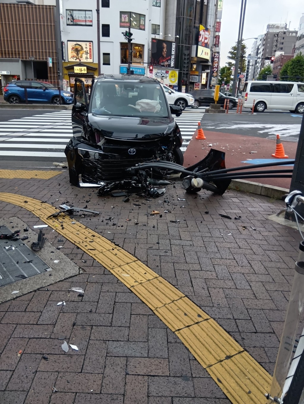 東京新宿私家車衝上行人路。 X@ayaeta2 東京新宿私家車衝上行人路。 X@ayaeta2