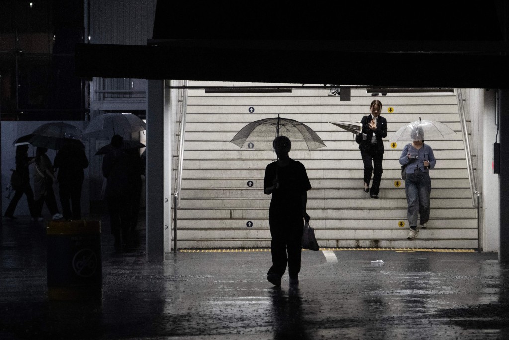 東京地區受暴雨侵襲。法新社 東京地區受暴雨侵襲。法新社
