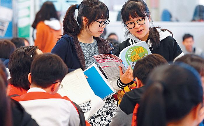 考生若面对未能解决的压力问题，应向老师、社工或专业人士求助。