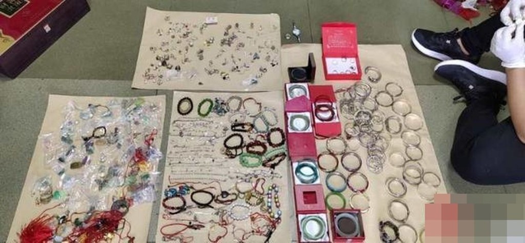 贓物擺滿屋。 網圖