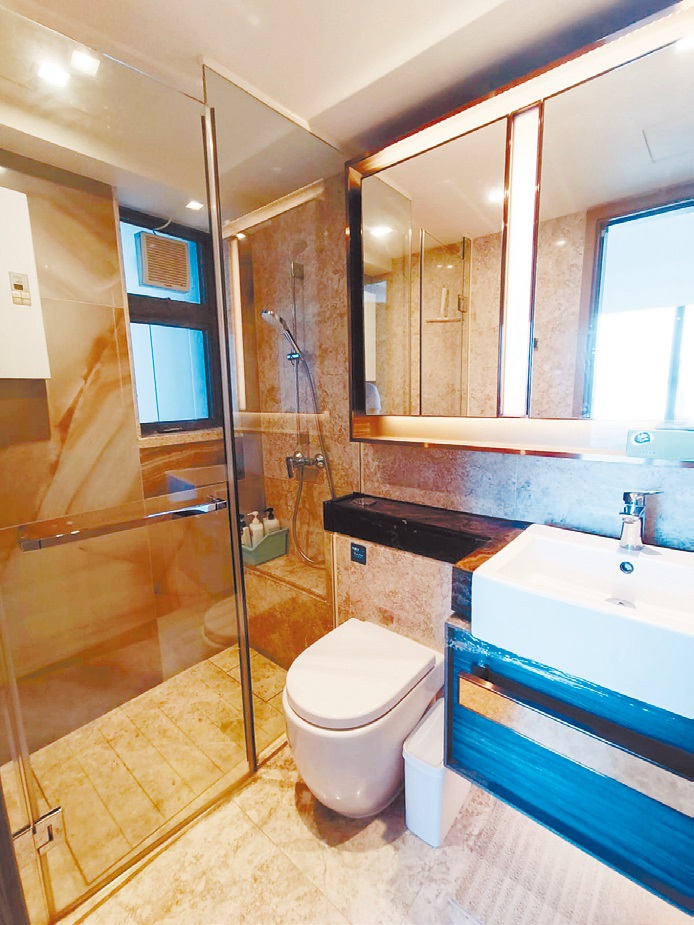 浴室設有窗戶，有助排走室內濕氣。