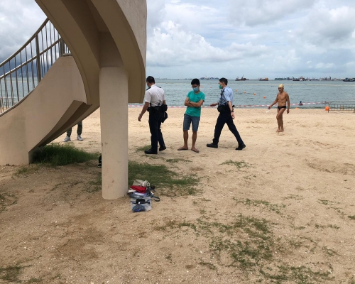 警員返回泳灘調查,發現一堆個人物品,未知是否屬於死者。 梁國峰攝