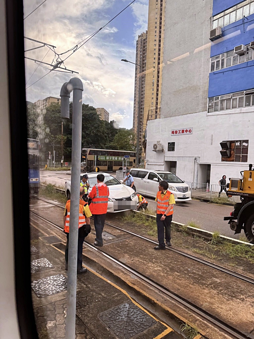 私家車失控剷上輕鐵路軌。網圖 私家車失控剷上輕鐵路軌。網圖