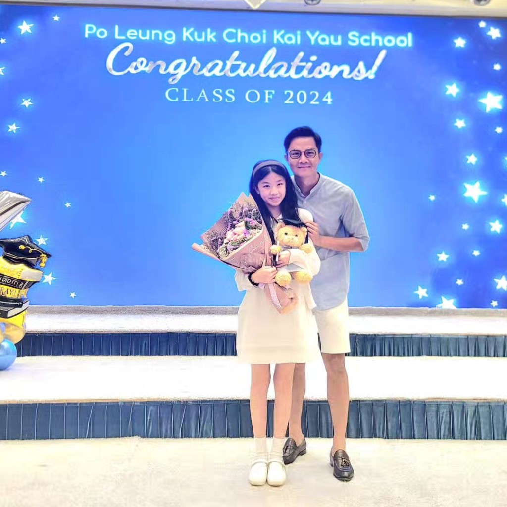 6月25日，胡诺言在IG贴出与二女胡芷悠的毕业相。