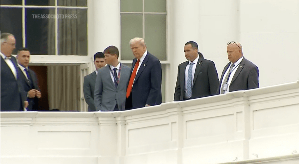 特朗普突然出现在白宫西翼的屋顶上,称要视察“新项目”。美联社 特朗普突然出现在白宫西翼的屋顶上,称要视察“新项目”。美联社