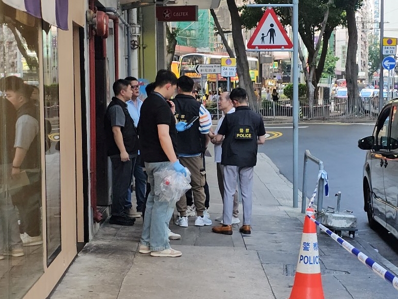 大批警員在場調查。黃文威攝 大批警員在場調查。黃文威攝