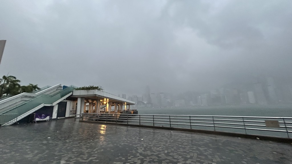 吹和緩至清勁西南風,離岸及高地間中吹強風。 吹和緩至清勁西南風,離岸及高地間中吹強風。