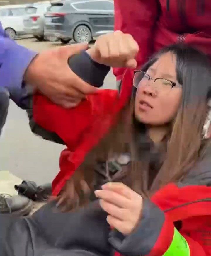 高山反应女子获按人中救醒   挥拳殴向导：痛吗？