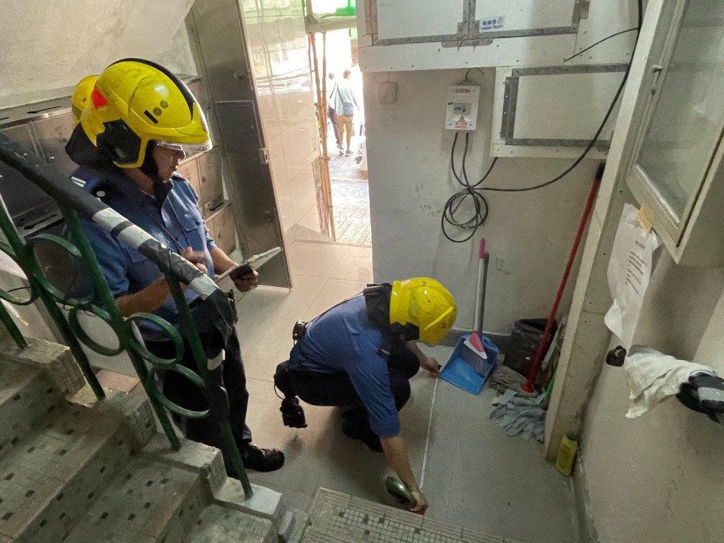 消防處今日(14日)聯同屋宇署及勞工處展開跨部門聯合巡查行動。香港消防處FB圖片 消防處今日(14日)聯同屋宇署及勞工處展開跨部門聯合巡查行動。香港消防處FB圖片