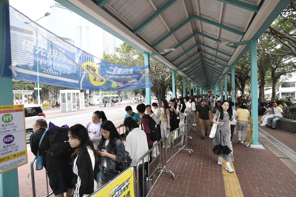 H2K中環碼頭巴士總站有逾200人排隊等候上車。