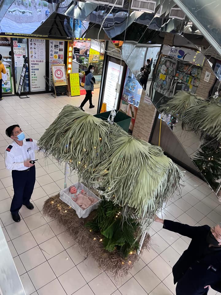 有網民見到日前商場保安將聖誕裝置掛上大堂天花。網上圖片