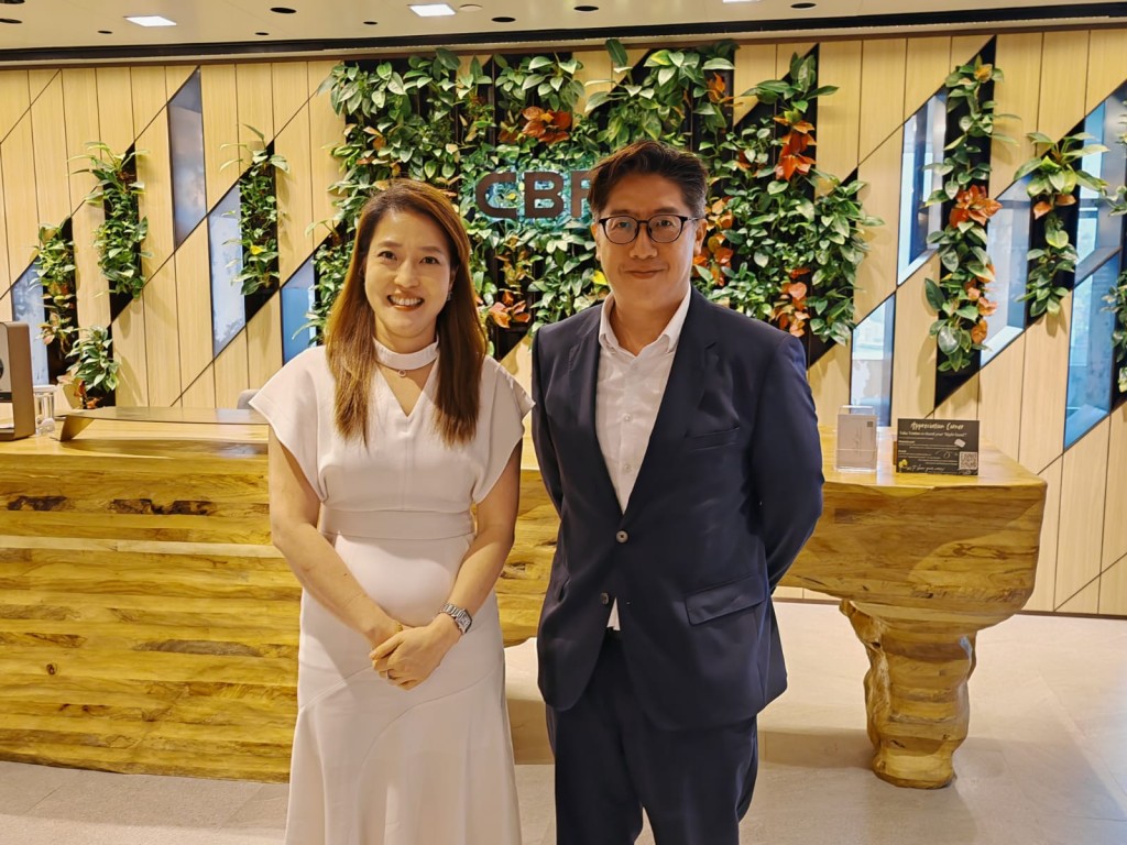 世邦魏理仕香港鄭亥延(左)表示,香港中低端酒店復甦緩慢,具誘因改學生宿舍,旁為温運強。 世邦魏理仕香港鄭亥延(左)表示,香港中低端酒店復甦緩慢,具誘因改學生宿舍,旁為温運強。