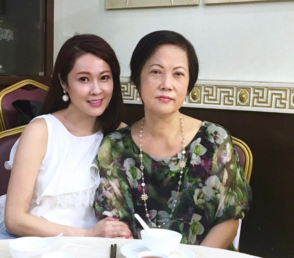陳穎妍與媽媽五官相似。