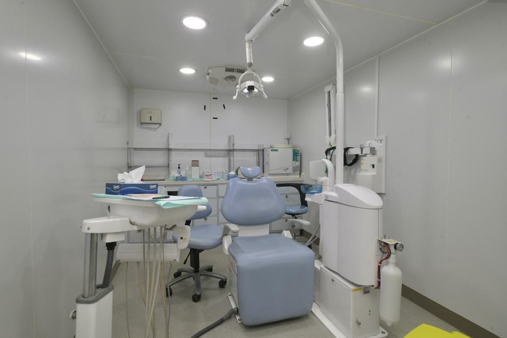 流動醫療及牙科服務站設施齊備。