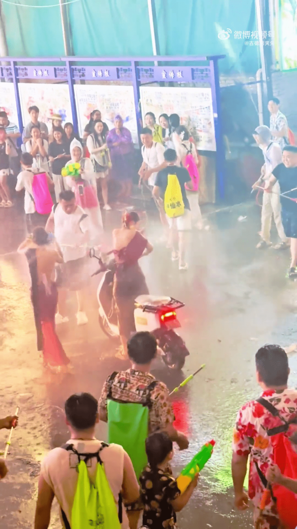 云南泼水节两女遭高压水枪狂喷,引争不文明争议。 云南泼水节两女遭高压水枪狂喷,引争不文明争议。