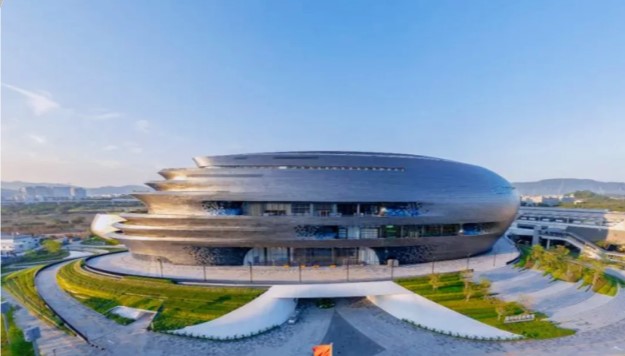 深圳新地標深圳科學技術館（新館）有著宛如「宇宙飛船」的科幻外觀，這座建築由著名建築師Zaha Hadid的事務所設計。