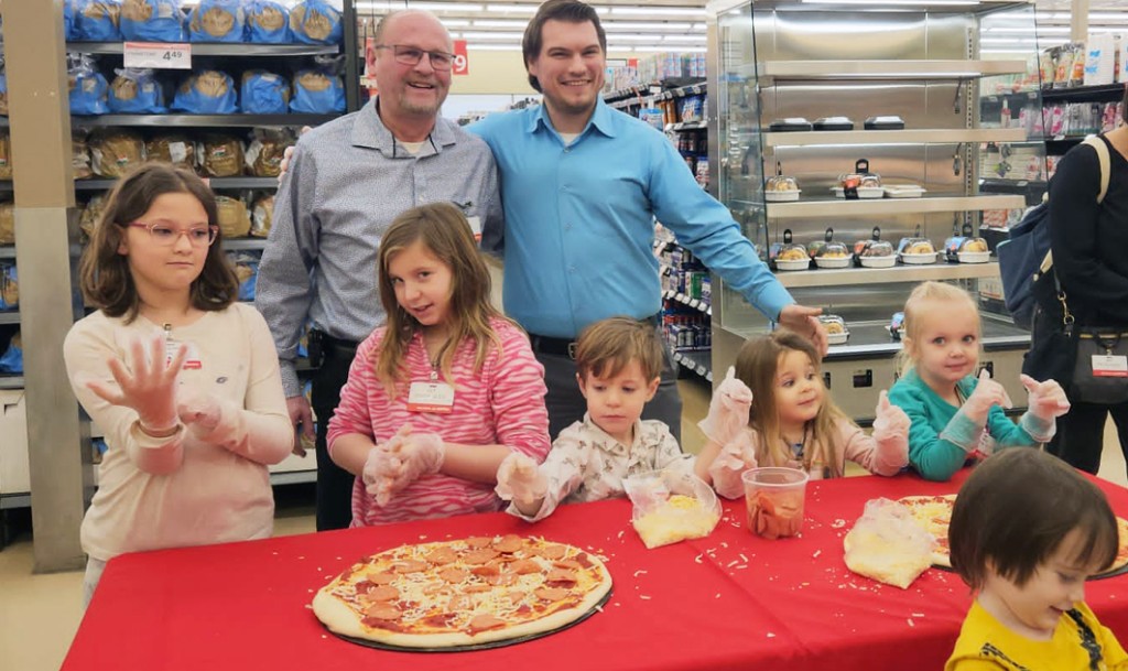 孩子們在超市生日派對中自製薄餅。 網上圖片
