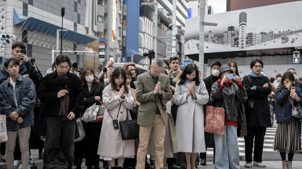 311大地震14周年,東京銀座的民眾為死難者默哀。法新社 311大地震14周年,東京銀座的民眾為死難者默哀。法新社