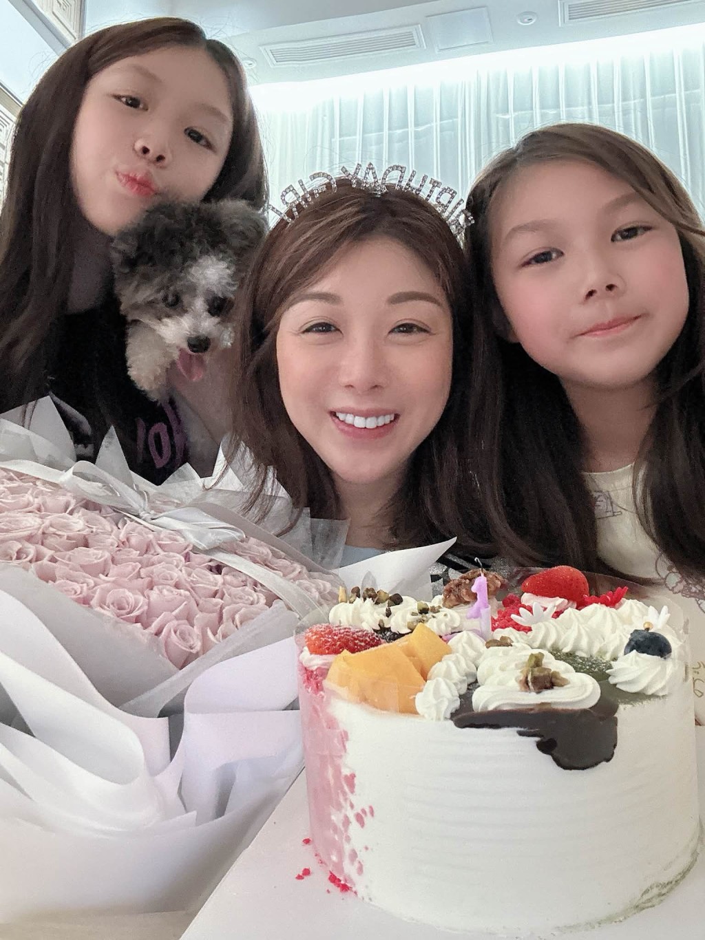 胡家惠的兩個女兒為她慶祝。 胡家惠的兩個女兒為她慶祝。