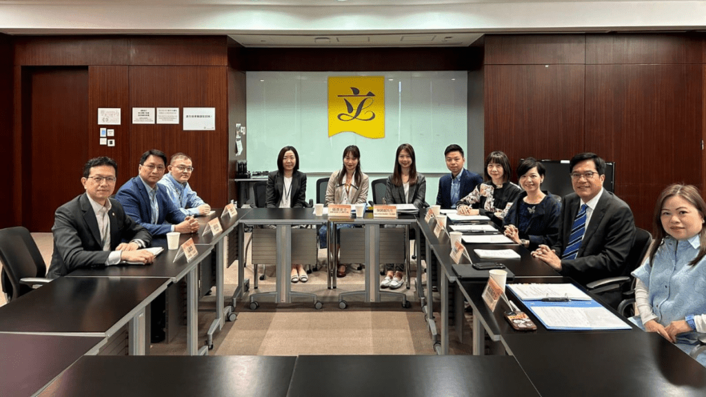 「解決劏房問題」工作組正副組長財政司副司長黃偉綸及房屋局局長何永賢,連日來與不同持份者會面,聽取意見。圖為與工聯會議員會面。工聯會fb