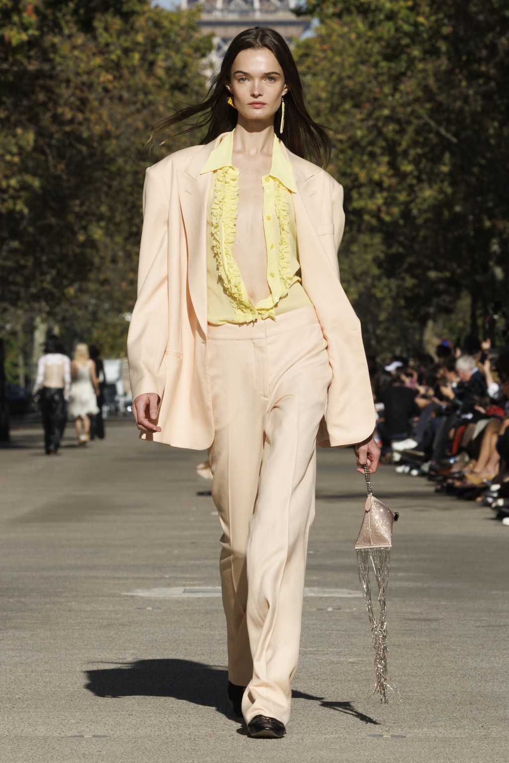 Stella McCartney春夏系列中的西服套装，换上粉色调，刚中带柔。