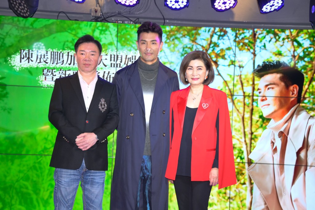 有高層撐TVB高層樂易玲現身加盟記者會力撐,其實4年前樂易玲已叫他做歌手,當時怕走音俾人鬧,掙扎良久未答應。