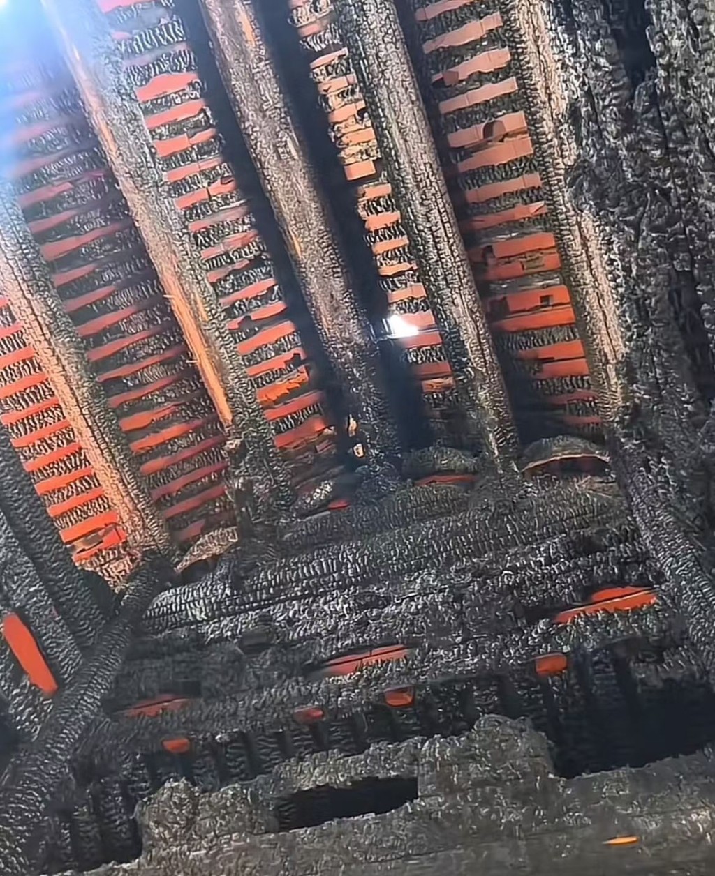 網傳福建安溪廟宇遭雷擊著火。微博@昆侖山小神仙 網傳福建安溪廟宇遭雷擊著火。微博@昆侖山小神仙