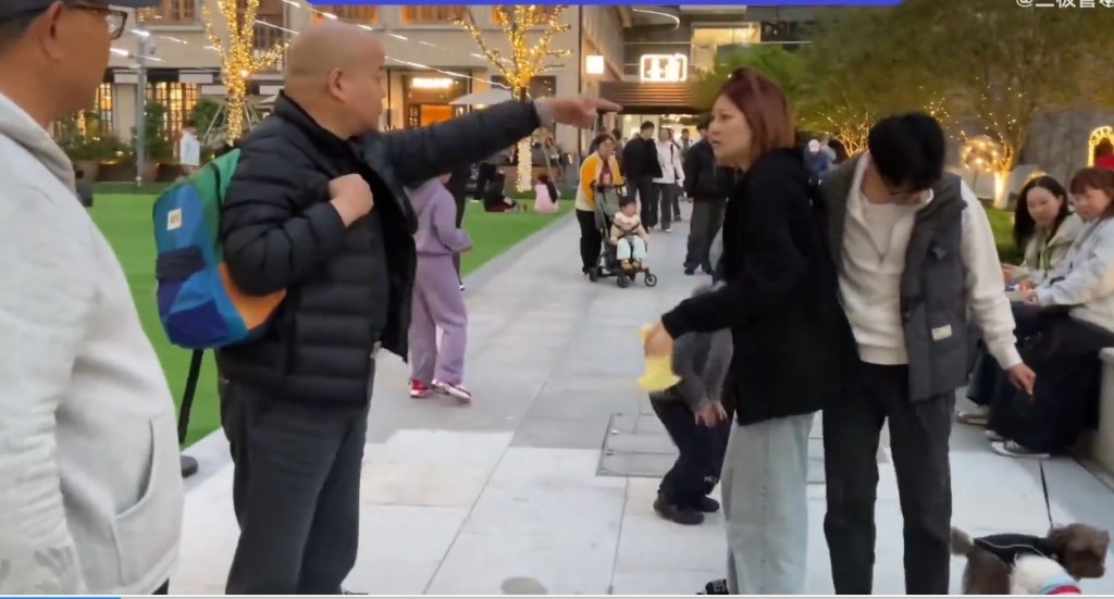 狗主情侶縱容寵物犬在男孩腳邊大便，事後拒道歉還反指罵仗義途人。微博