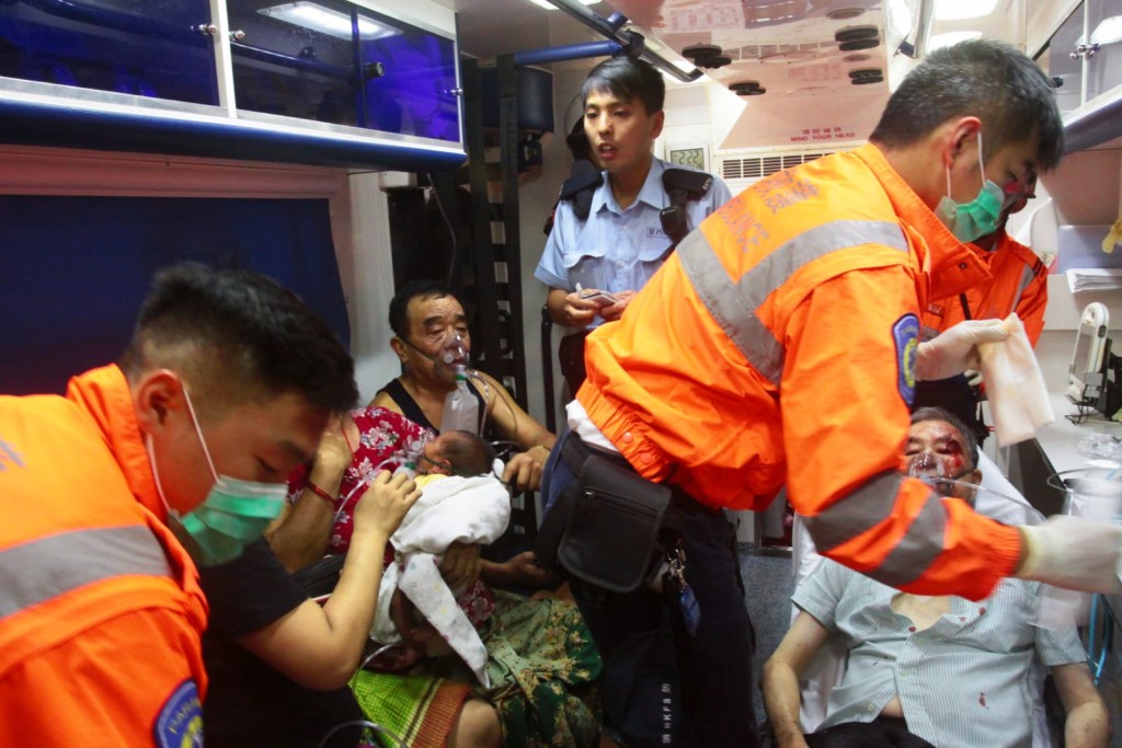 救護車將傷者送院。