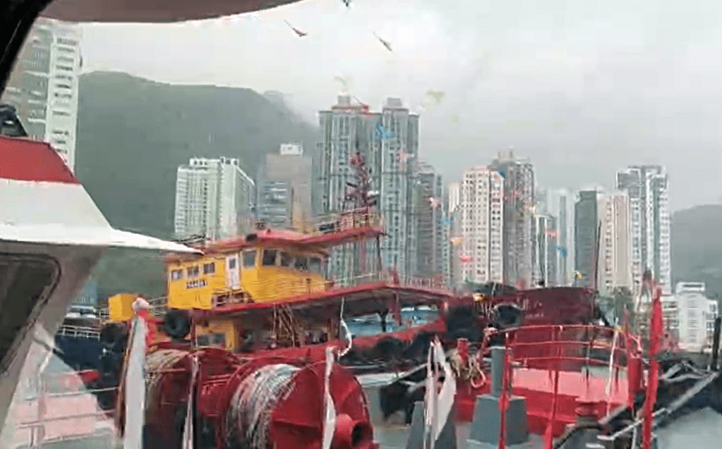 油躉擱淺隨風漂入香港仔西避風塘。網圖
