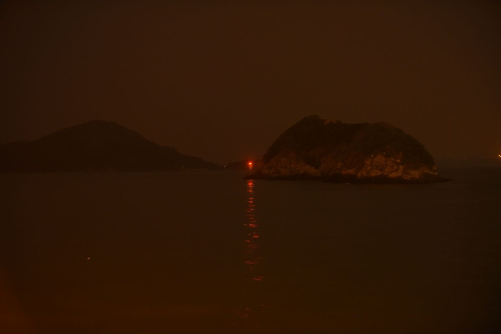 貨櫃船由5艘拖船成功拖走。