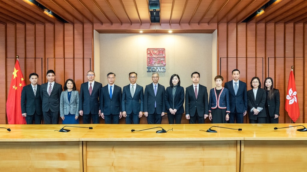 廉政專員胡英明(中)和廉署各部門首長與澳門廉政公署代表團合照。廉政公署圖片
