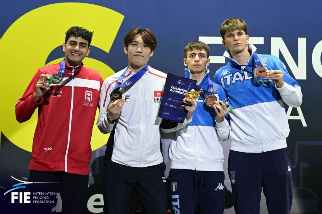 林浩朗(左二)在決賽以大比賽勝世界排名第10的埃及劍手Abdelrahman Tolba(左一),首奪世青賽「青年組」金牌。FIE圖 林浩朗(左二)在決賽以大比賽勝世界排名第10的埃及劍手Abdelrahman Tolba(左一),首奪世青賽「青年組」金牌。FIE圖