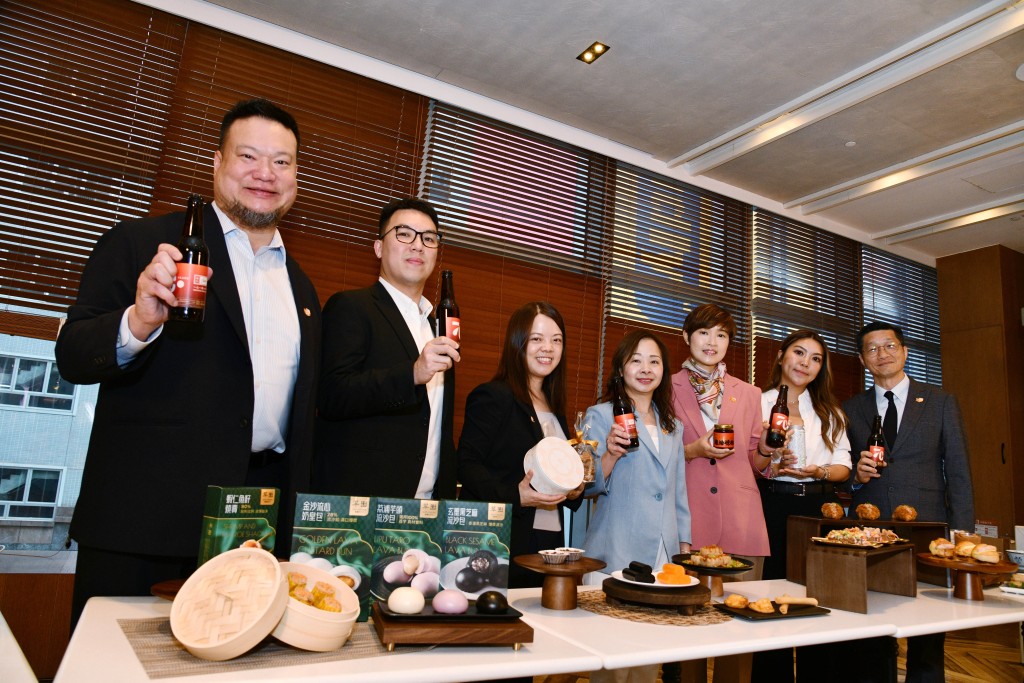 (左起)美心集團快速消費品總經理劉顯章、美心中菜市務部總監曾健榕、COVA主管徐凱琪、美心集團香港及澳門首席營運官簡惠明、美心西餅及其附屬品牌業務總監戴雪美、Shake Shack香港與澳門市場推廣部負責人梁佩儀、美心快餐及餐務部高級總監關志明,為今年「香港美酒佳餚巡禮」帶來一系列特色美食。 (左起)美心集團快速消費品總經理劉顯章、美心中菜市務部總監曾健榕、COVA主管徐凱琪、美心集團香港及澳門首席營運官簡惠明、美心西餅及其附屬品牌業務總監戴雪美、Shake Shack香港與澳門市場推廣部負責人梁佩儀、美心快餐及餐務部高級總監關志明,為今年「香港美酒佳餚巡禮」帶來一系列特色美食。