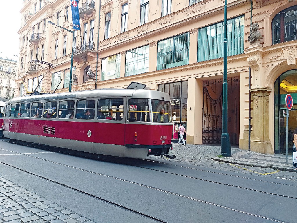 穿梭于布拉格旧城区内的古旧电车。