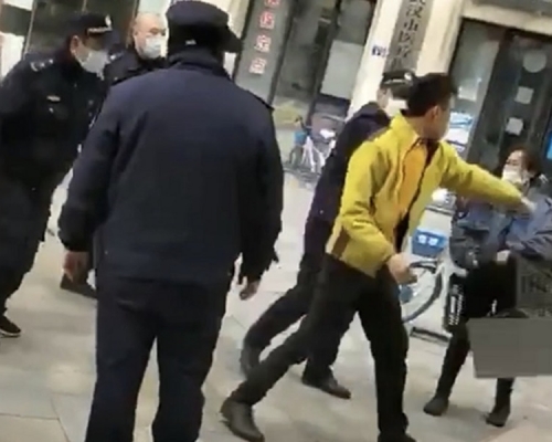 城管與果蔬店配送員毆打。網圖