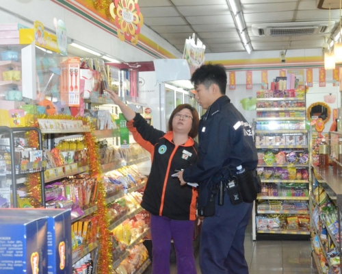 趁店內只有一男一女職員時,向在收銀台旁的女職員亮鎅刀。蔡楚輝攝