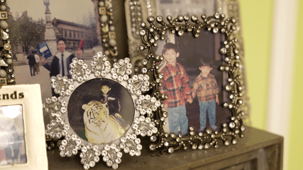 大厅放满金永衡一家人的照片。