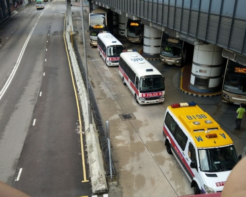 荃灣港鐵站一帶有大批警車及警員戒備。網上圖片