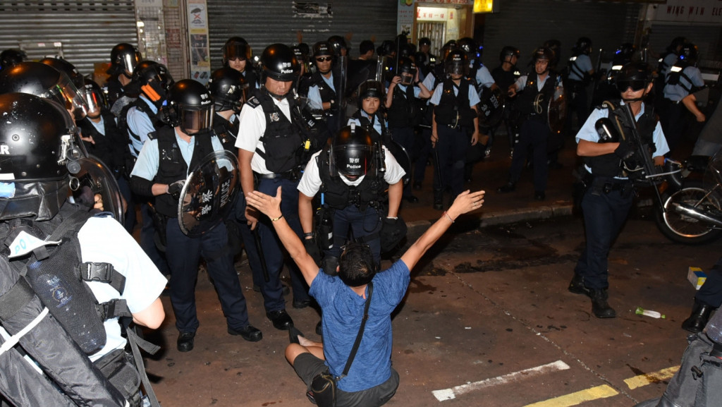2019年8月29日數十名示威者圍堵深水埗警署，警方驅散。資料圖片