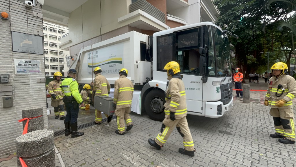 消防設法營救被困車底老婦。楊偉亨攝