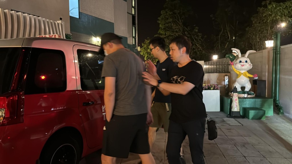 黑的迪士尼去荃灣收雙倍車資 遭放蛇警員斷正
