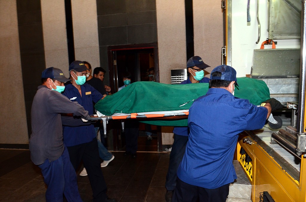 死者遺體移送殮房。