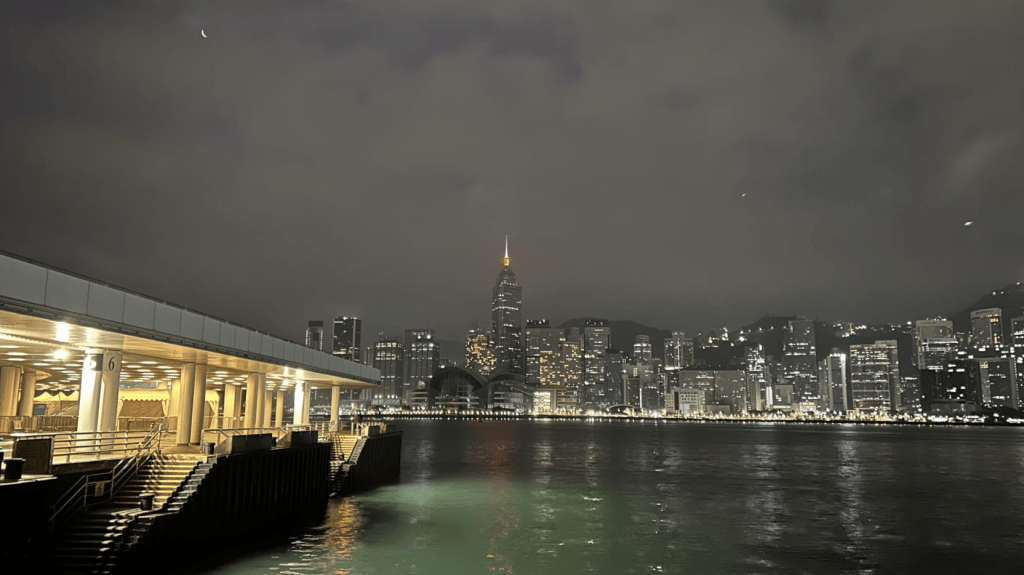 氣溫介乎17至23度。吹和緩偏東風，初時離岸風勢間中清勁。蔡楚輝攝