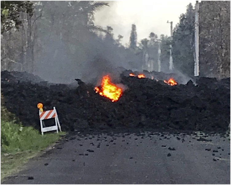 繼續有熔岩流到周邊社區的街道上。AP 