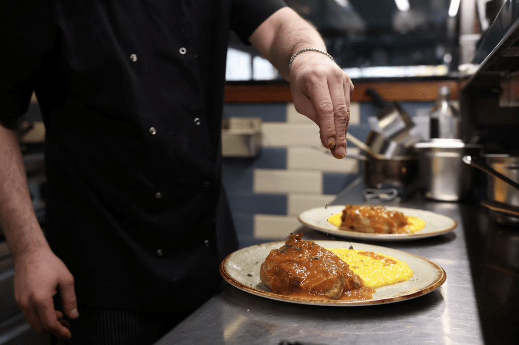 聯合國教科文組織(UNESCO)在印度德里舉行的大會上正式宣布,將「意大利料理」整體列入非物質文化遺產名錄,成為全球首個以「完整國家飲食文化」獲此殊榮的國家。路透社 聯合國教科文組織(UNESCO)在印度德里舉行的大會上正式宣布,將「意大利料理」整體列入非物質文化遺產名錄,成為全球首個以「完整國家飲食文化」獲此殊榮的國家。路透社