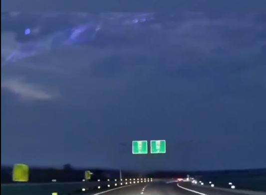 河北石家莊有高速公路標示錯誤，有司機險直撞隔離牆造成傷亡。杭州網
